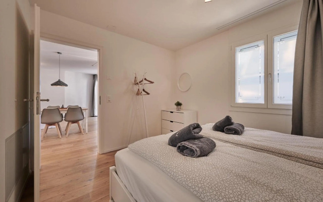 City Center Apartment with Mountain View