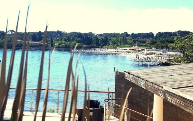 Les Flots Bleus