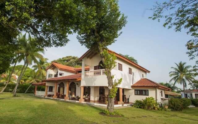 Spacious Oceanfront Villa