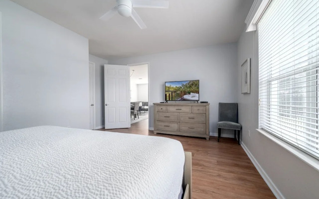 Casa Lucia Lakeview 3 Bedroom Condo by RedAwning
