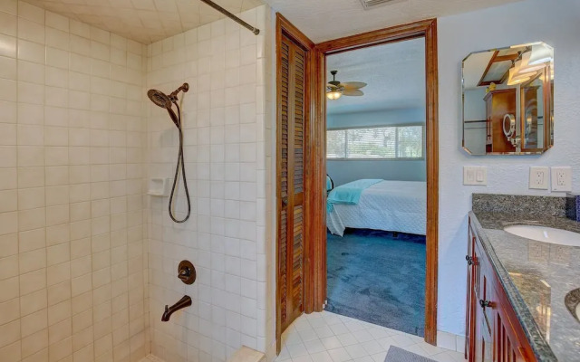 Spacious 4 3 Retreat- Heated Pool-playroom