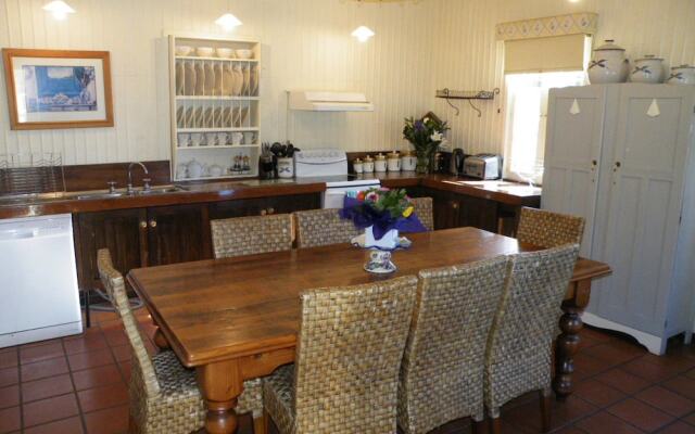 Pacific Heights Holiday Apartments & Munn's Tower House