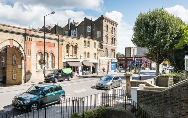 Traditional, Warm 1BR Flat in Maida Vale