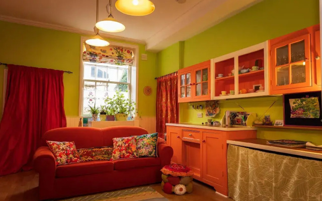 Artsy 5-bed House w/ Garden