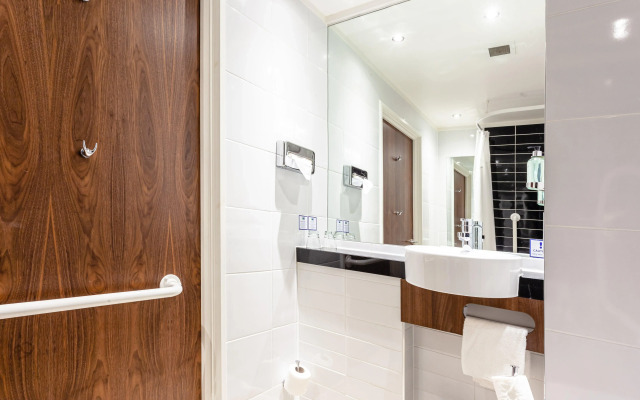 Holiday Inn Express Edinburgh Airport by IHG