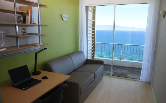 Flat with panoramic view of the Gulf of Ajaccio.