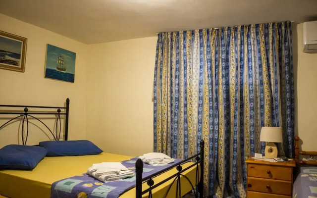 Spacious home with garden in Marathonas