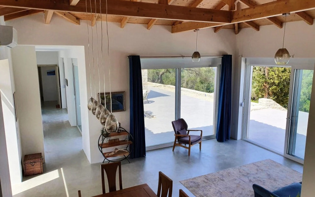 Villasleeps10-garden-freeparking-pool-ac