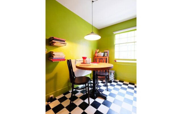 Lovely & Central Garden Flat in Victoria