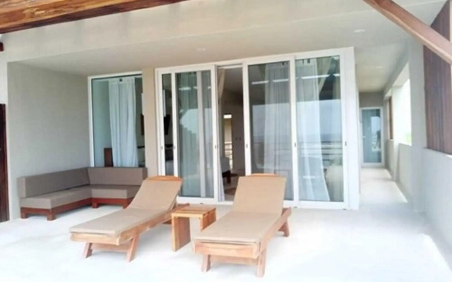 Noah Beach Hotel & Suites