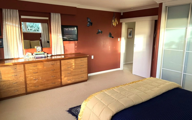 Tranquility Base - Waikanae Beach Holiday Home