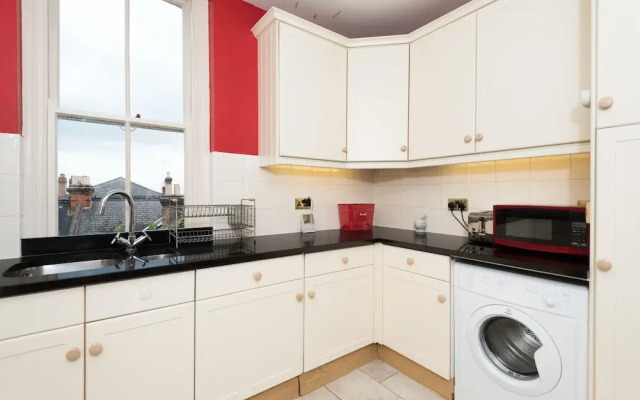 Remarkable Richmond Home By The Tube Station