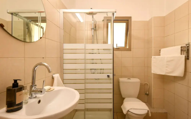 Pet-friendly 2BR Apt & Kitchen