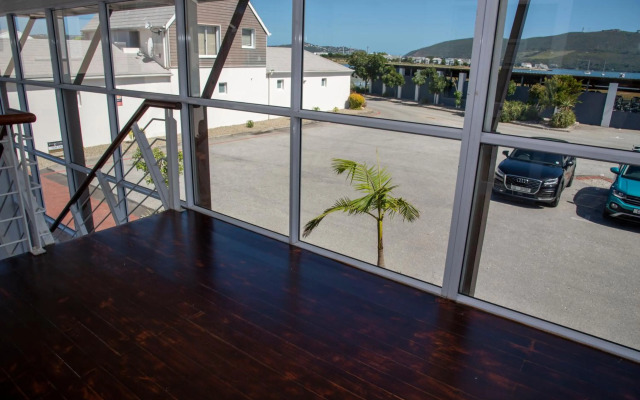 Waterfront New Listng - 8 South Quay -