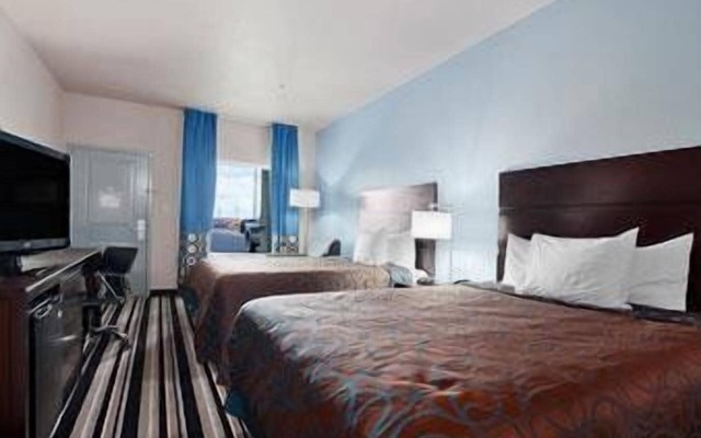 Super 8 by Wyndham Dilley TX