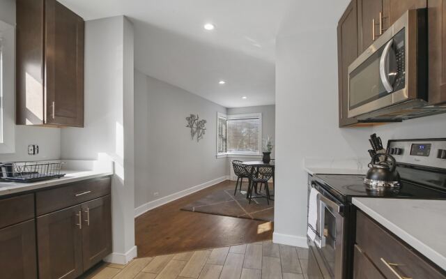 2BR Rogers Park Apt in Sheridan