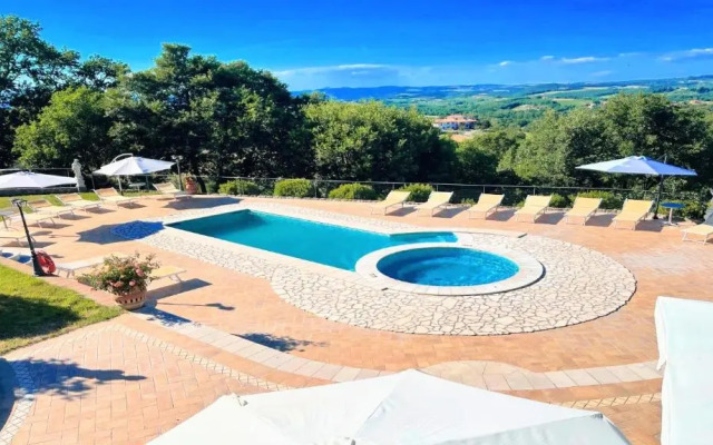Pool, Jacuzzi and Events Room - Charming Villa in Umbria - Sleeps 24 - Lake View