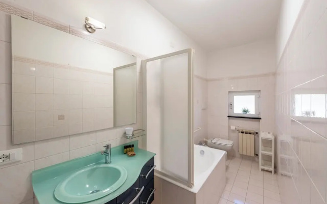 Charming 2-bed flat  balcony & parking