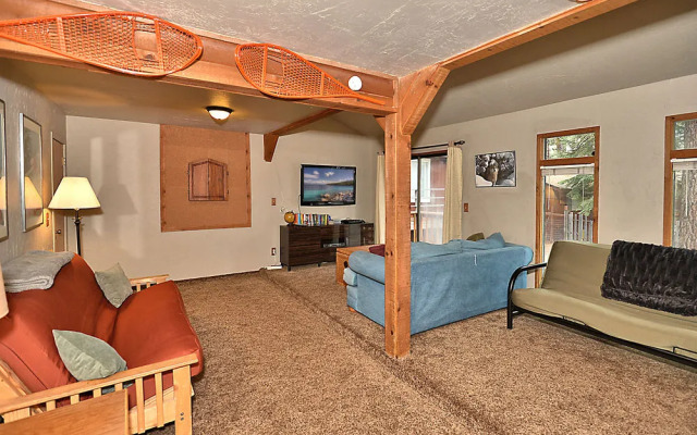 3BR 2BA Heavenly Chalet by RedAwning