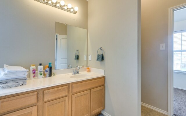 Pet-friendly Pearland Home ~ 21 Mi to Houston!