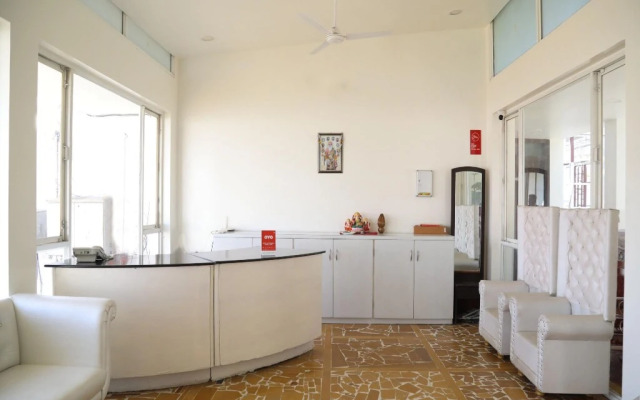 White Hall By OYO Rooms