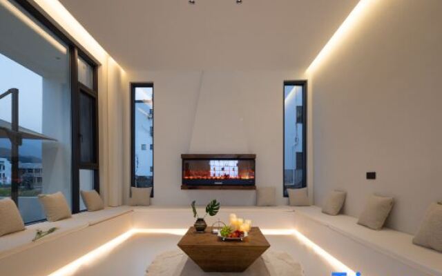 Three Lives and One Residence in Huangling, (Huangling Scenic Area Store)