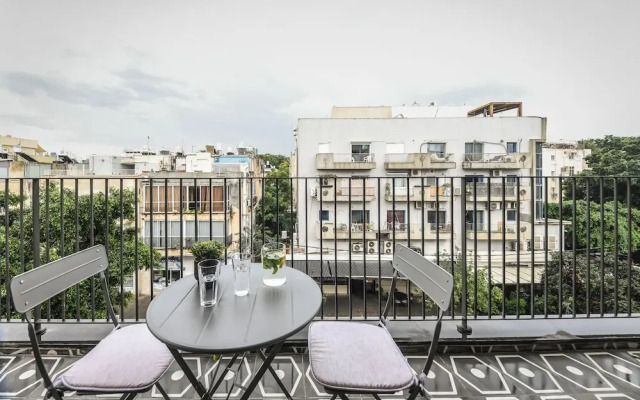 Stylish 2BR Apt with Balcony and View