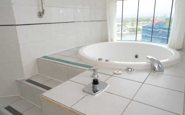 Comfortable 2 Bedroom Apartment With River Views