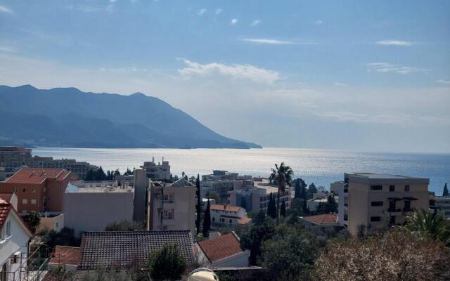 Lovely Flat with Balcony and Sea View in Becici