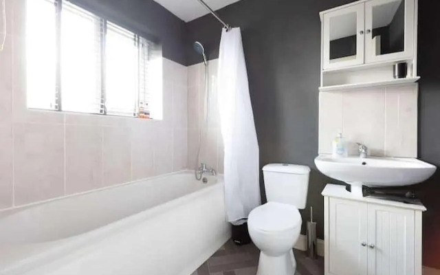 Huge Home,sleeps 12, Private Parking, Pets ok