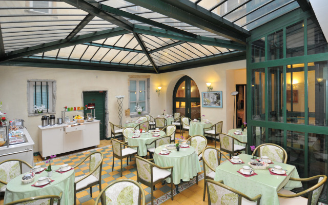 Le Phenix Hotel