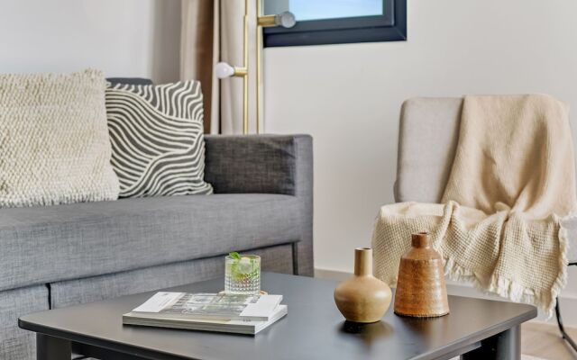 Sanders Crystal 2 - Humble 1-bdr Apt With Shared Rooftop