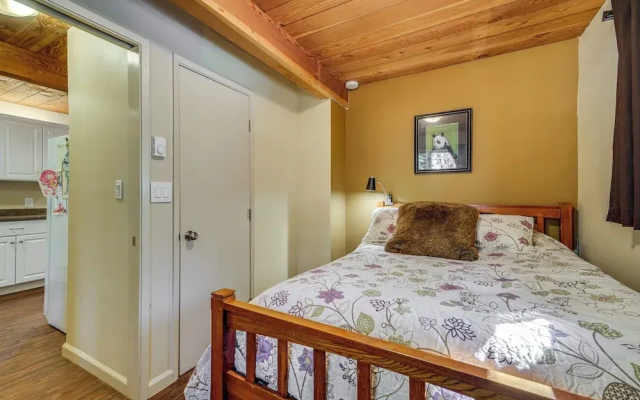 Near Slopes, Donner Lake & Trails! Woodsy Retreat