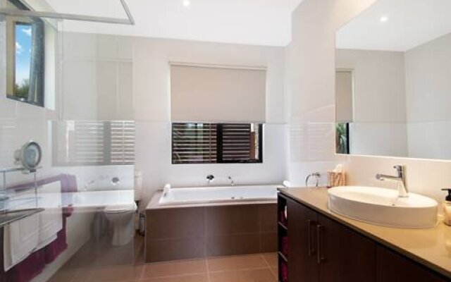 Ellerina Sea Vista Luxury Family Retreat with sauna, pool, amazing water views, walk to beach