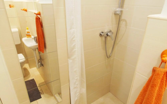 Sunny Studio with balcony in Party District