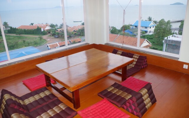 Ocean Breeze Hotel and Sky Bar