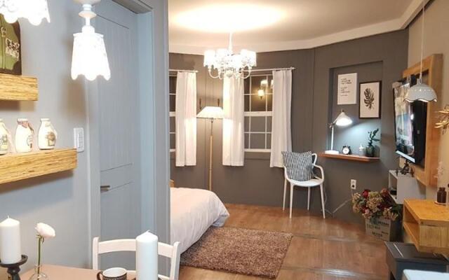 Art in olive pension