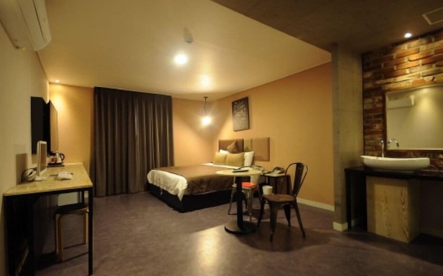 Hotel 385