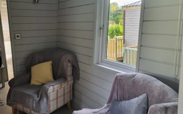 Glamping Hut - Riverside 6