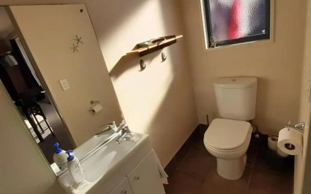 Modern BNB unit with Wifi and Breakfast