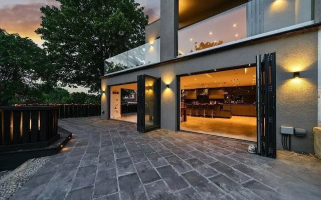 Designer Villa With spa and Magical Views, 5 bdr