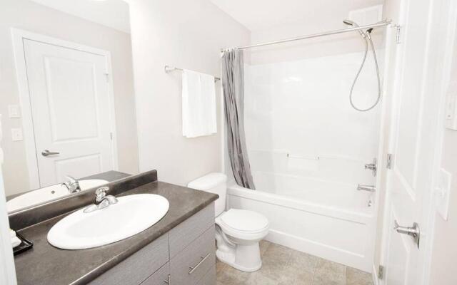 Modern and Comfortable Townhouse in South Winnipeg