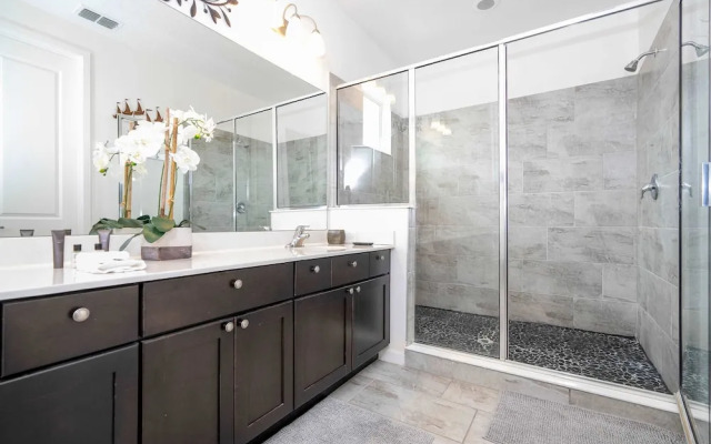 Spacious 6-bedroom Retreat Near Disney Parks