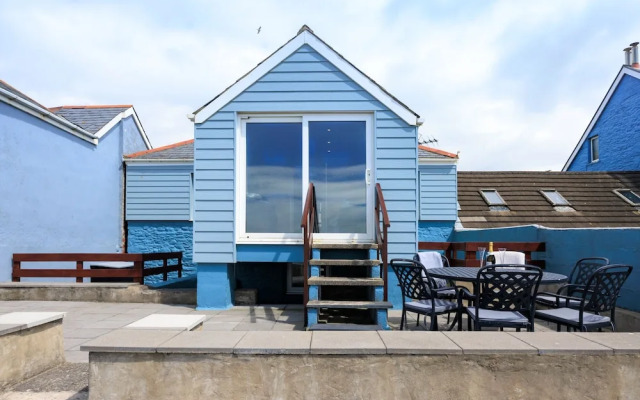 Beach Side House in Beautiful Borth