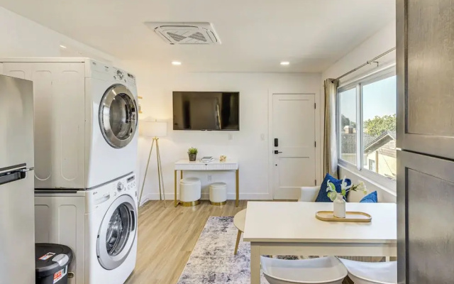 4 Mi to Sofi Stadium: Pet-friendly LA Area Home