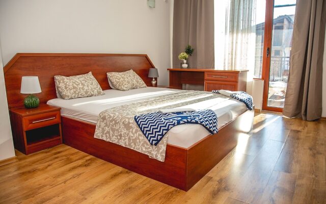 FM Premium 2-BDR Apartment - Top Centre