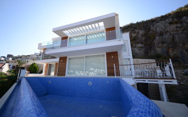 Villa Tuna by Akdenizvillam