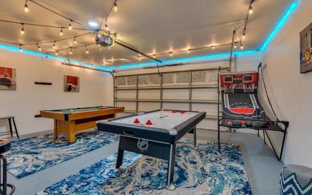 Beautiful home- Private getaway-Heated Pool/Hottub