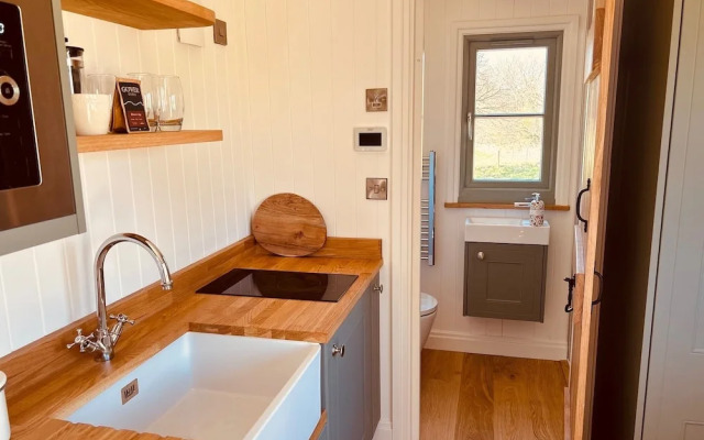 Luxury Shepherds Hut Near Glamorgan Coast