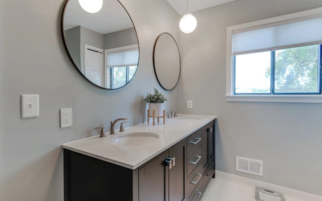 Lakefront Orion Twp. Home w/ Fire Pit & Kayak!